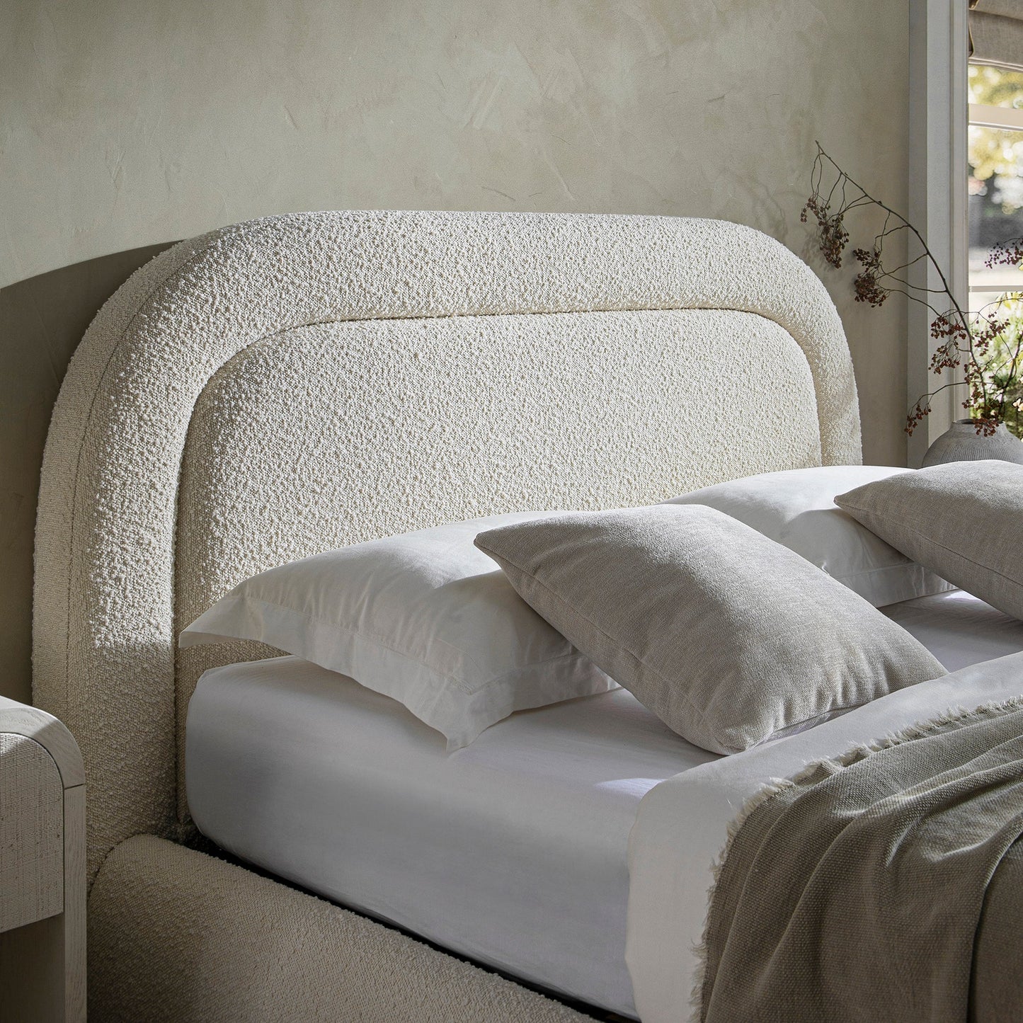 Lit coffre rembourré en bois Luella, modèle Boucle écru