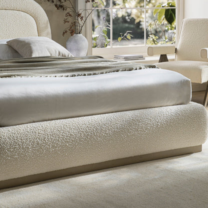 Lit coffre rembourré en bois Luella, modèle Boucle écru