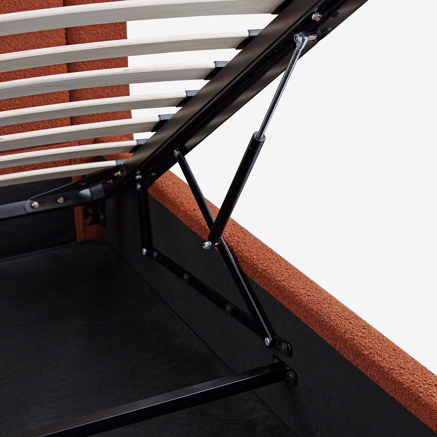 Lit de rangement rembourré en bois Luella, sommier à lattes, boucle rouille