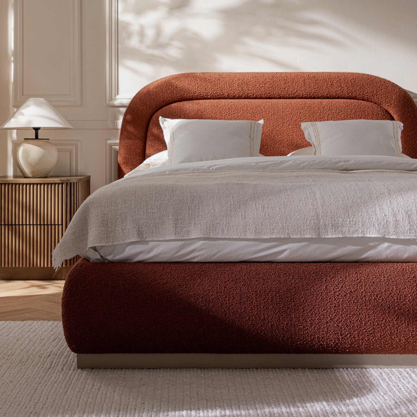 Lit de rangement rembourré en bois Luella, sommier à lattes, boucle rouille