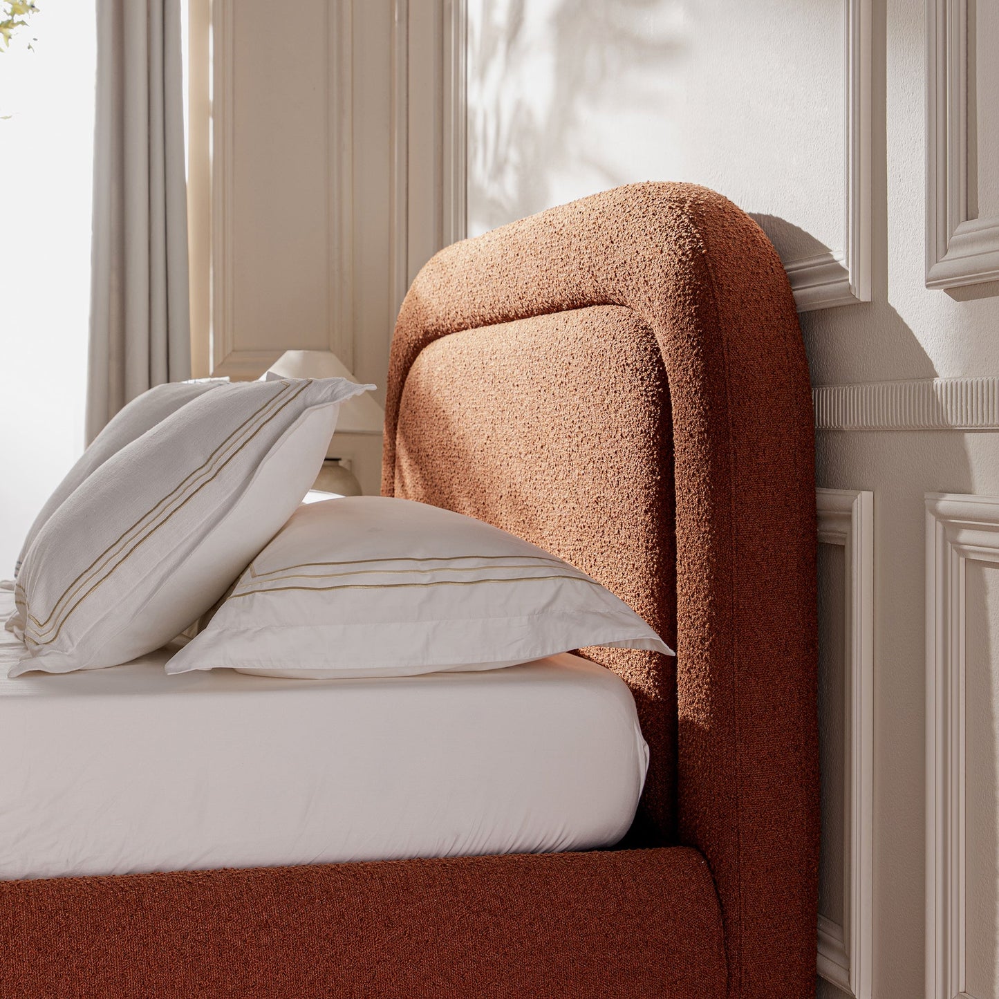 Lit de rangement rembourré en bois Luella, sommier à lattes, boucle rouille