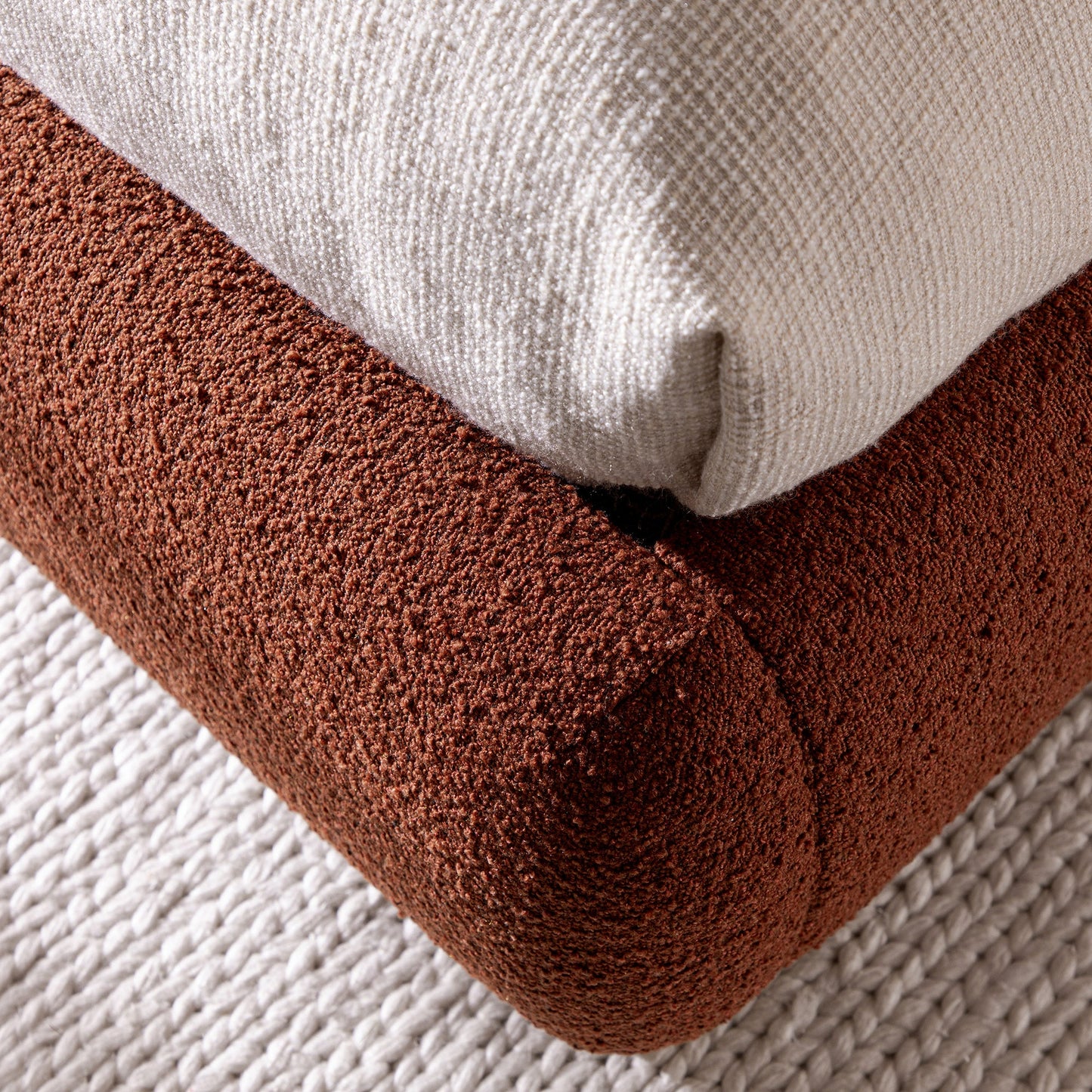 Lit de rangement rembourré en bois Luella, sommier à lattes, boucle rouille