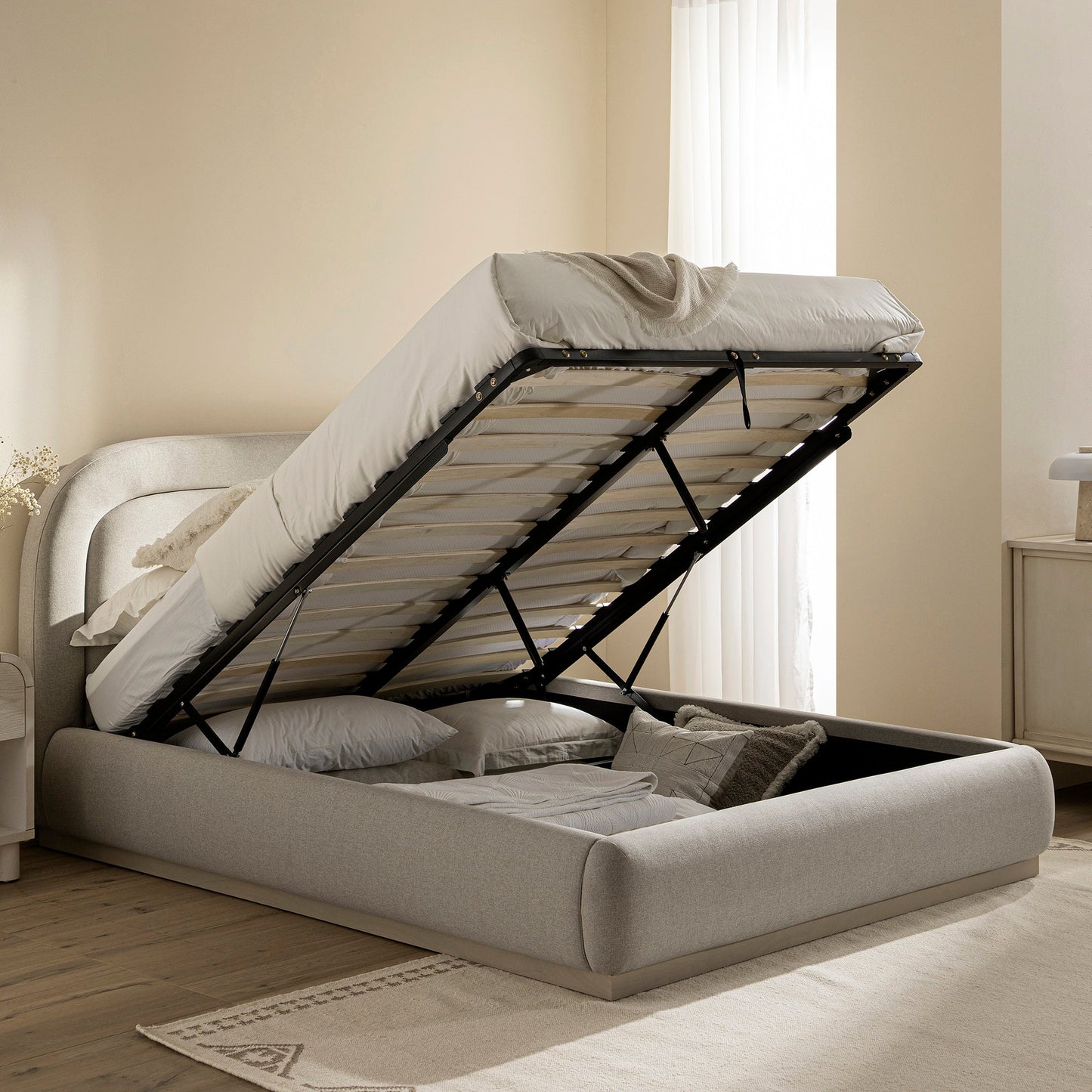 Lit avec sommier tapissier en bois Luella, tissu sable