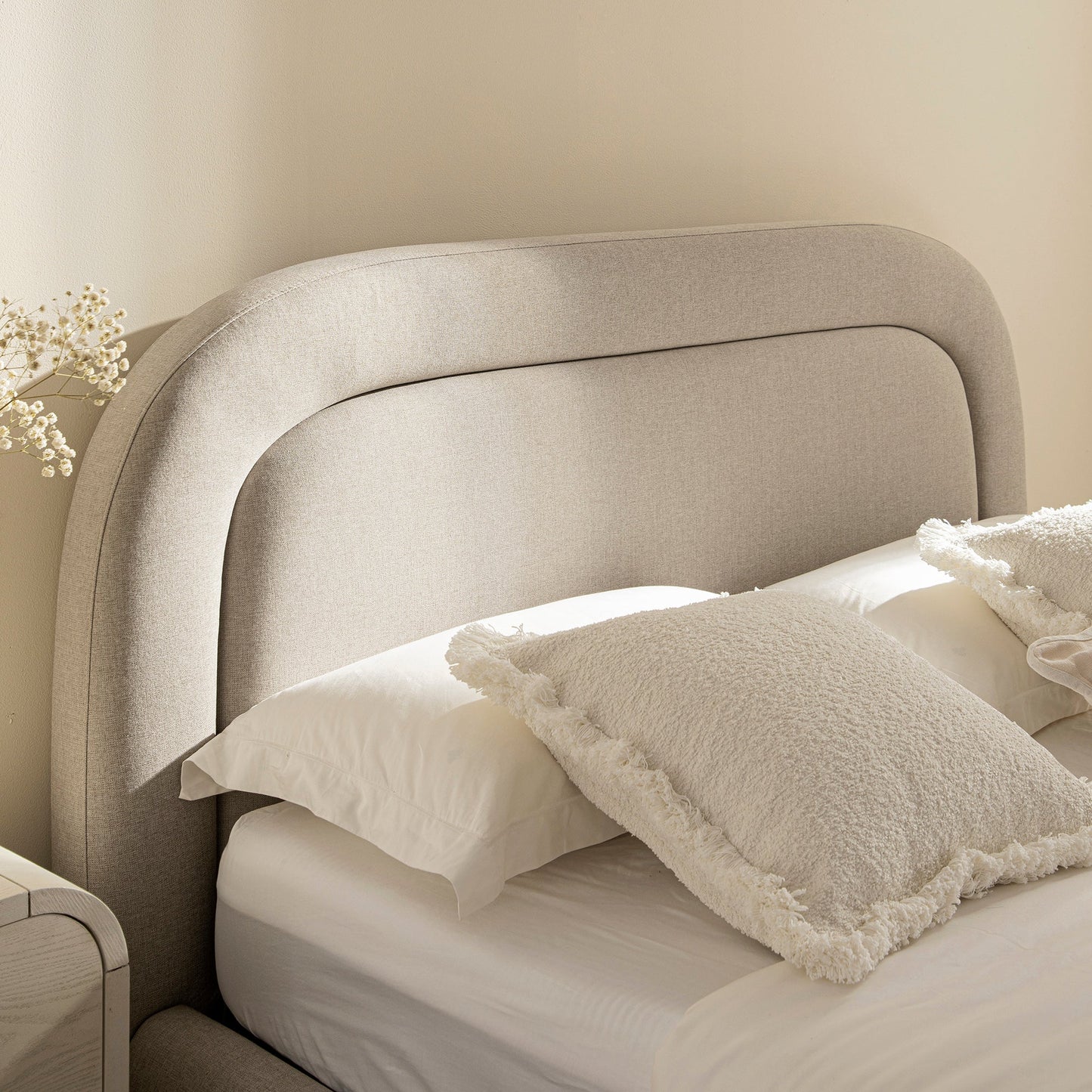 Lit avec sommier tapissier en bois Luella, tissu sable