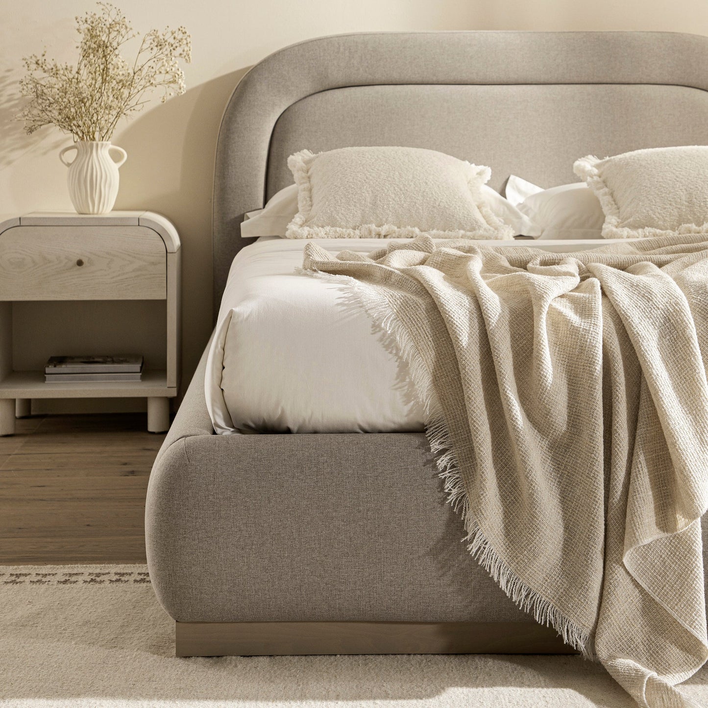 Lit avec sommier tapissier en bois Luella, tissu sable