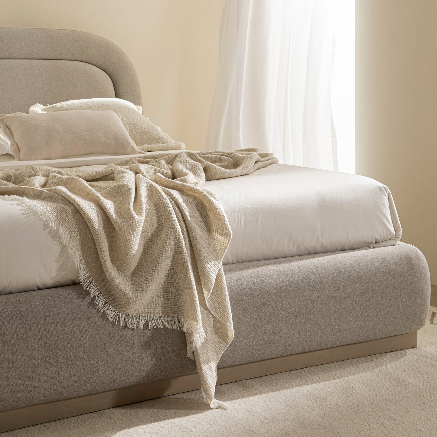 Lit avec sommier tapissier en bois Luella, tissu sable