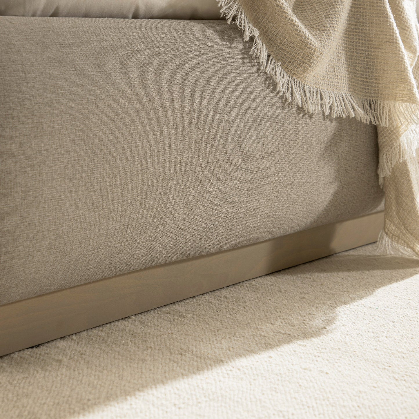 Lit avec sommier tapissier en bois Luella, tissu sable