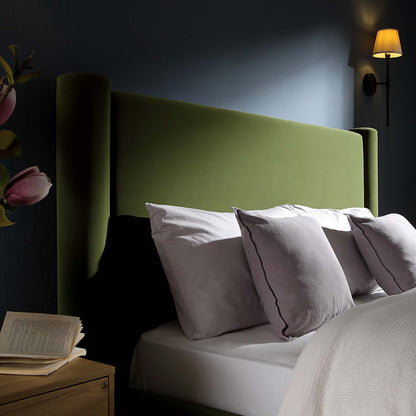 Lit à colonnes rembourré en velours vert mousse Galerie