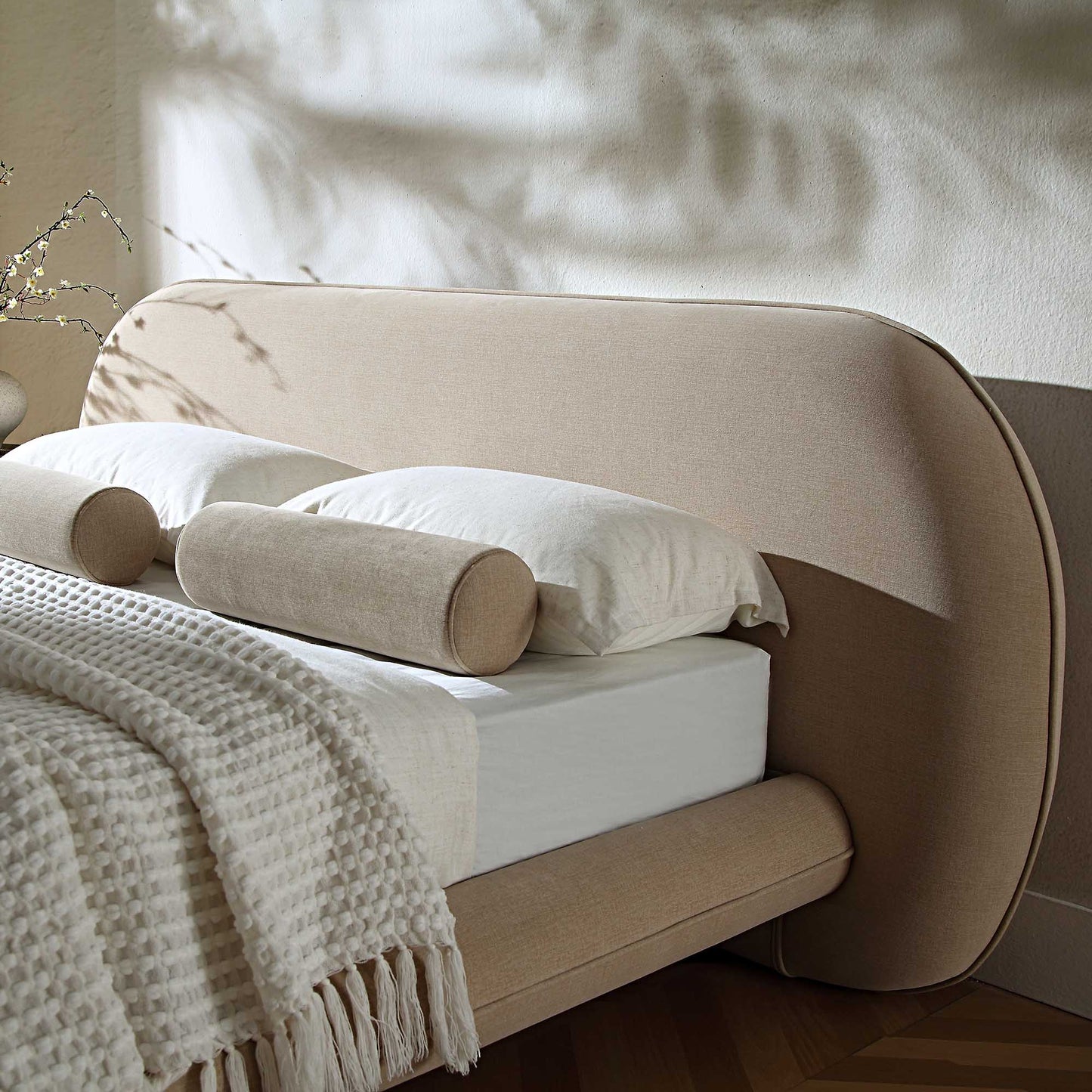 Lit rembourré avec tête de lit ovale Elystan, tissu beige chaud