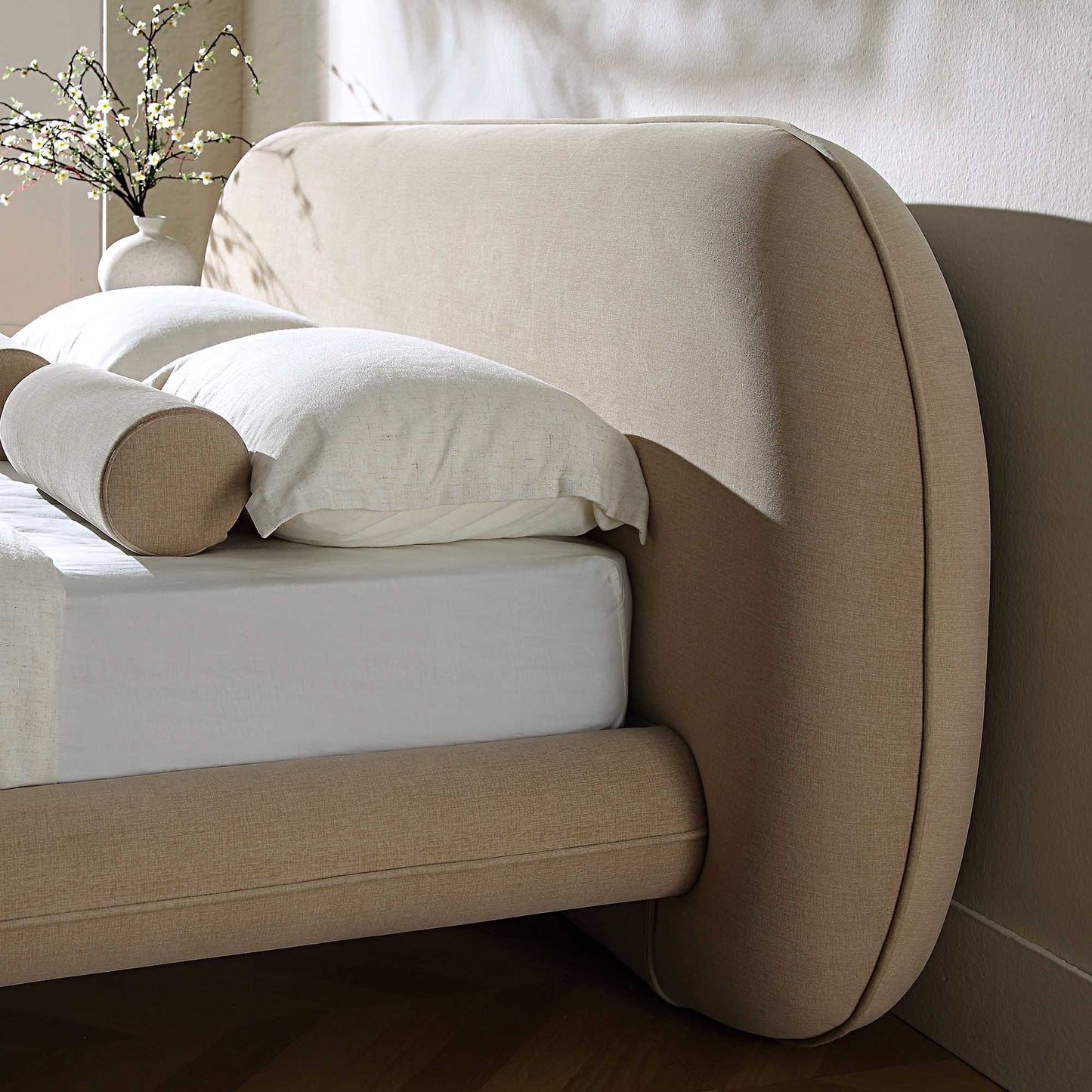 Lit rembourré avec tête de lit ovale Elystan, tissu beige chaud