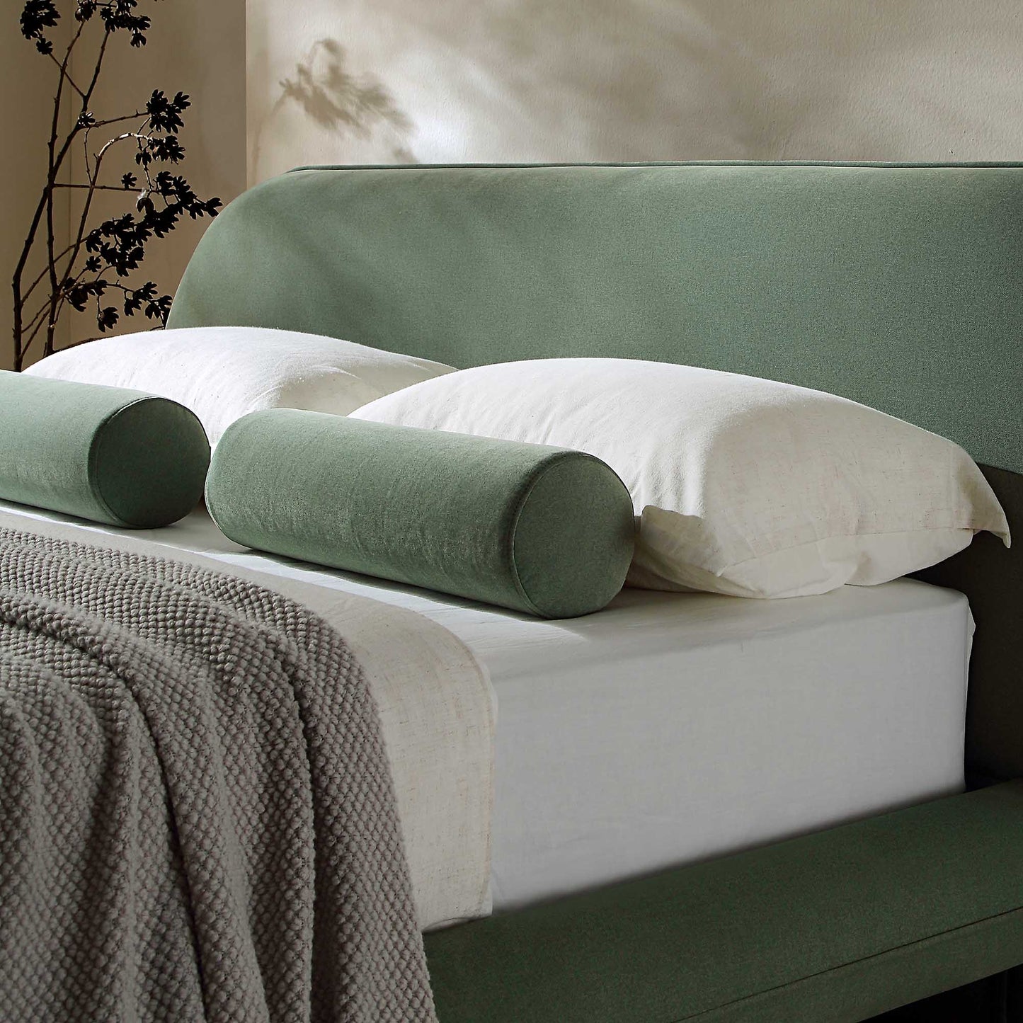 Lit rembourré à tête de lit ovale Elystan, tissu vert olive