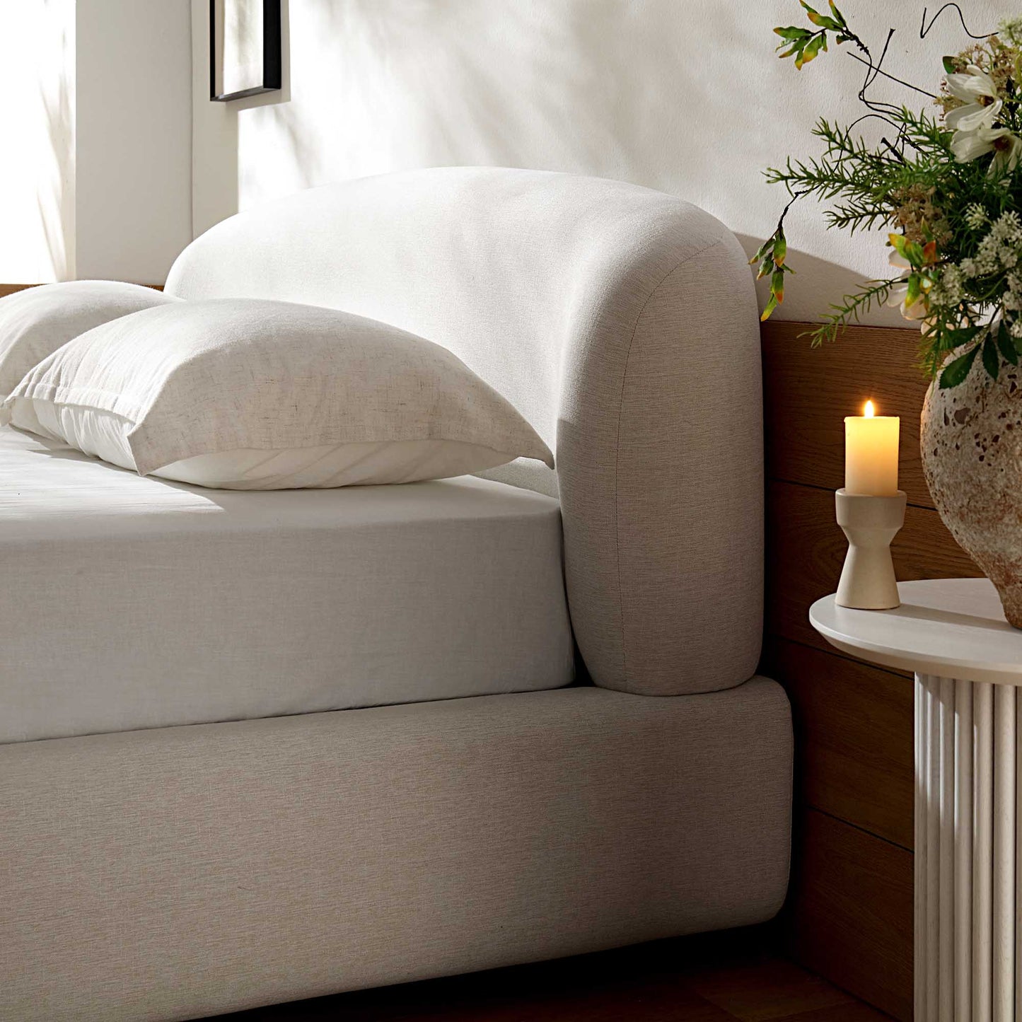 Lit ottoman de rangement Constance avec tête de lit à oreilles, lin beige