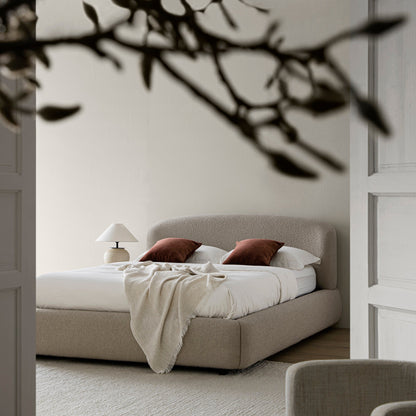 Lit coffre ottoman Constance avec tête de lit ailée, boucle taupe clair