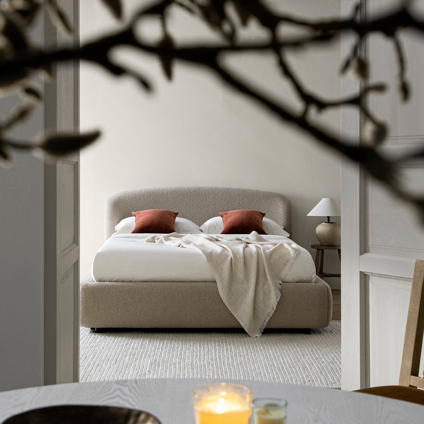 Lit coffre ottoman Constance avec tête de lit ailée, boucle taupe clair