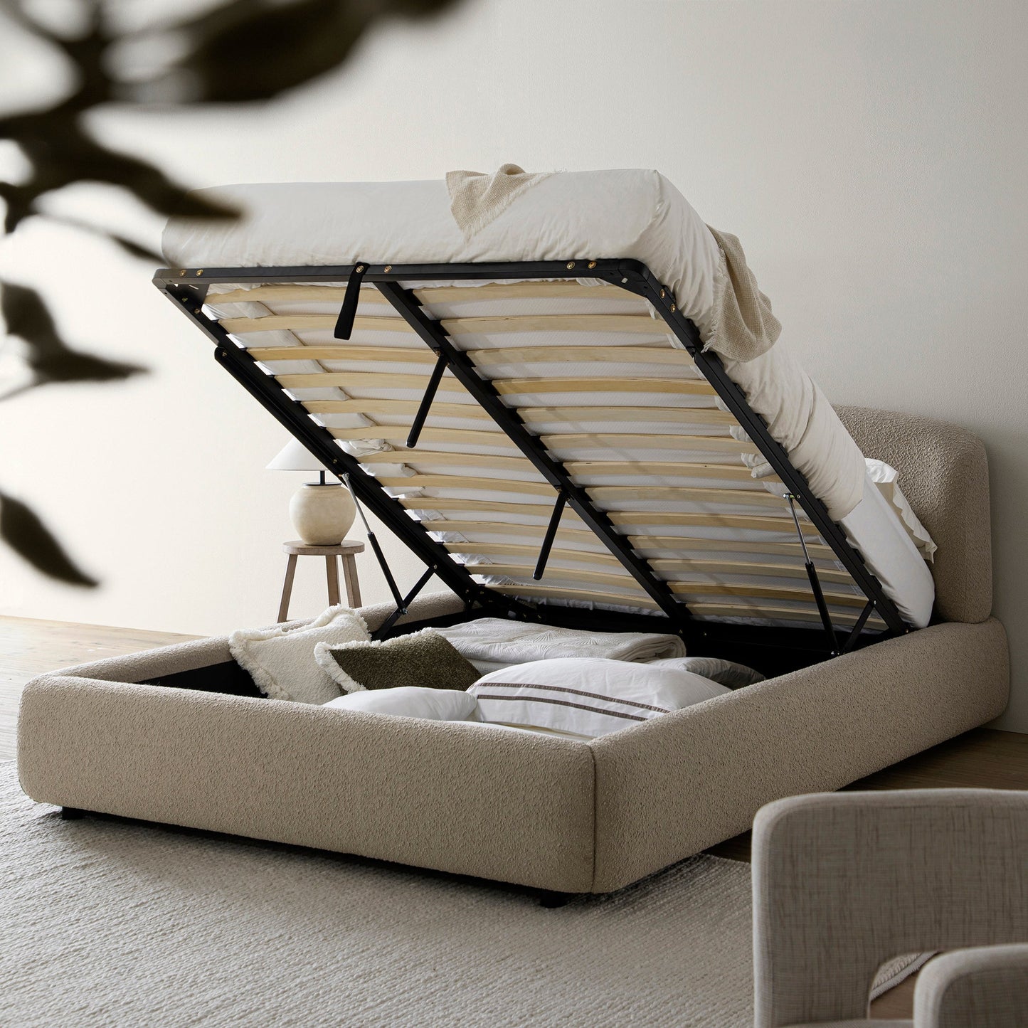 Lit coffre ottoman Constance avec tête de lit ailée, boucle taupe clair