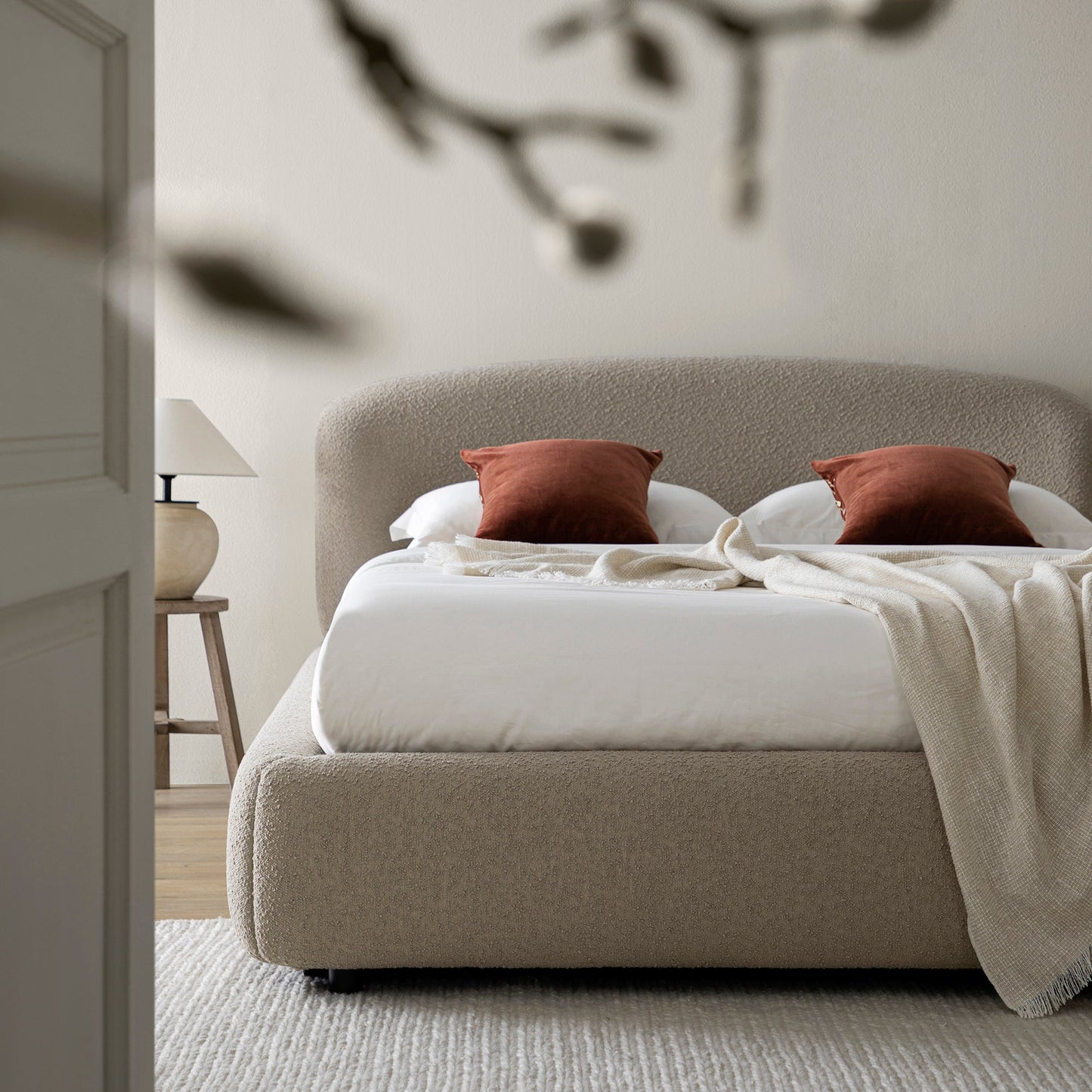 Lit coffre ottoman Constance avec tête de lit ailée, boucle taupe clair