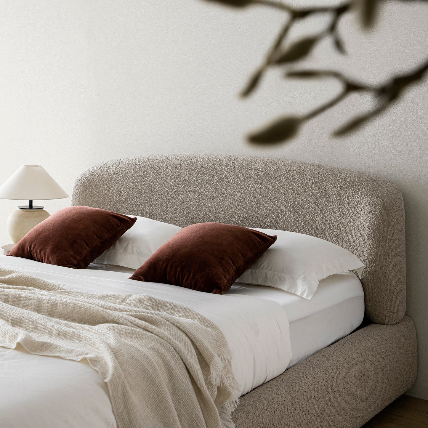 Lit coffre ottoman Constance avec tête de lit ailée, boucle taupe clair