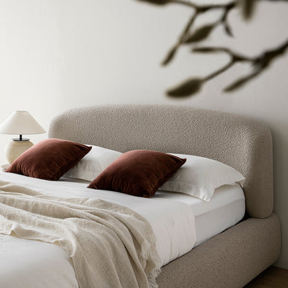 Lit coffre ottoman Constance avec tête de lit ailée, boucle taupe clair