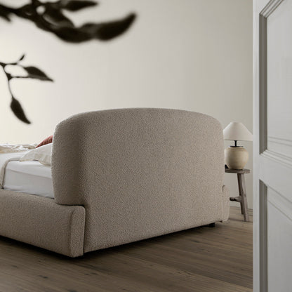 Lit coffre ottoman Constance avec tête de lit ailée, boucle taupe clair