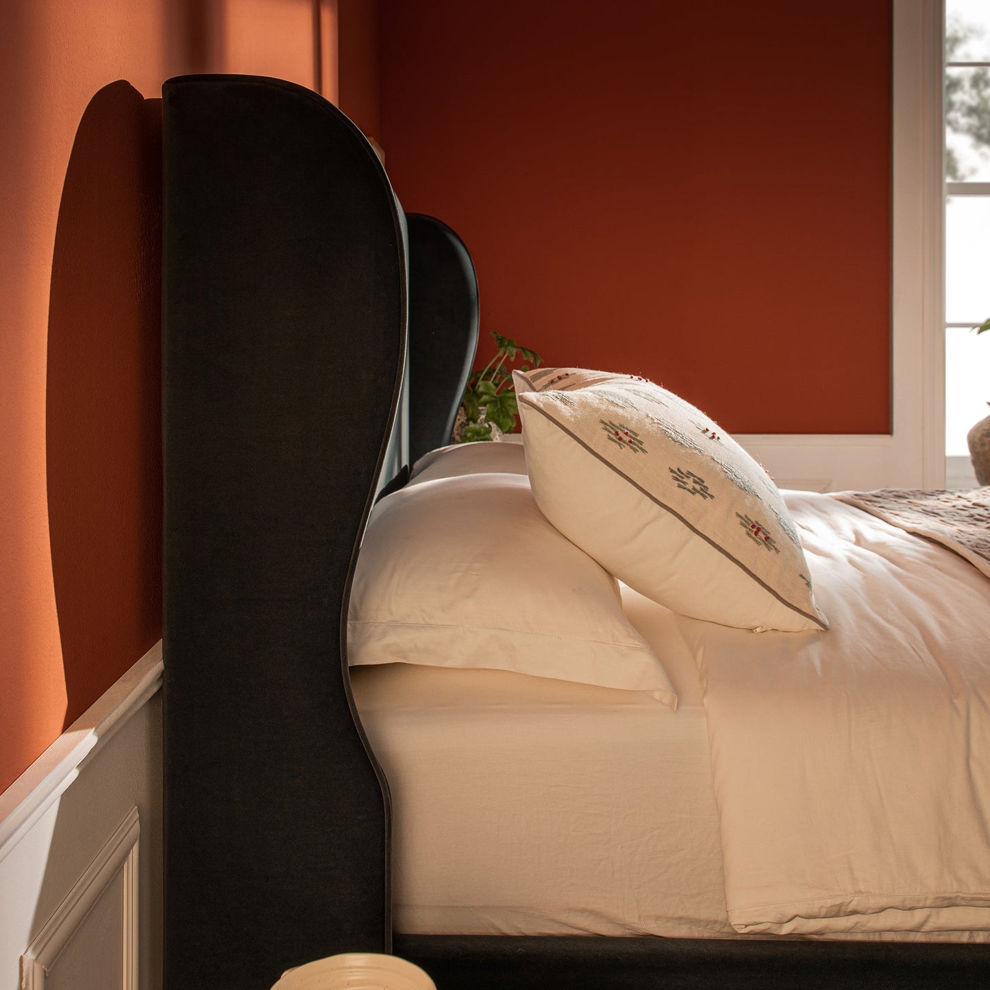 Lit de rangement rembourré Kimberly à oreilles, velours bleu égéen