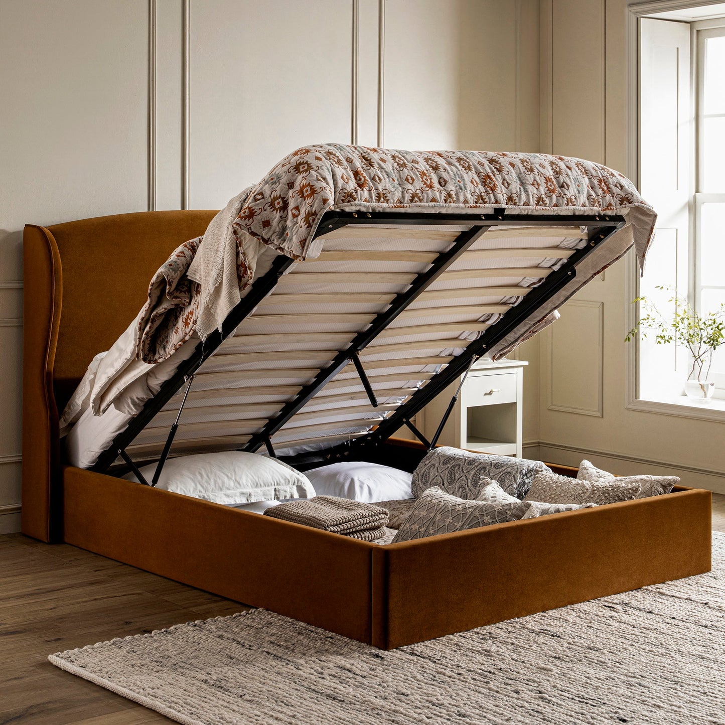 Lit de rangement rembourré à oreilles Kimberly, velours cannelle