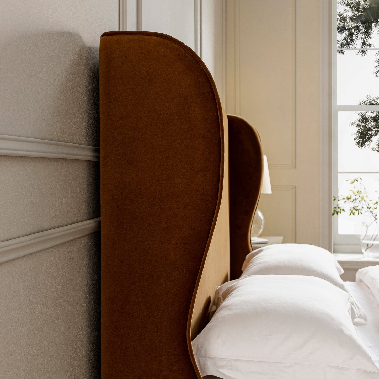 Lit de rangement rembourré à oreilles Kimberly, velours cannelle