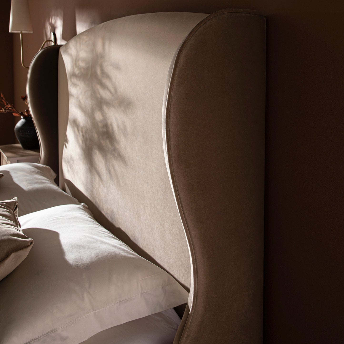 Lit de rangement rembourré à oreilles Kimberly, velours taupe