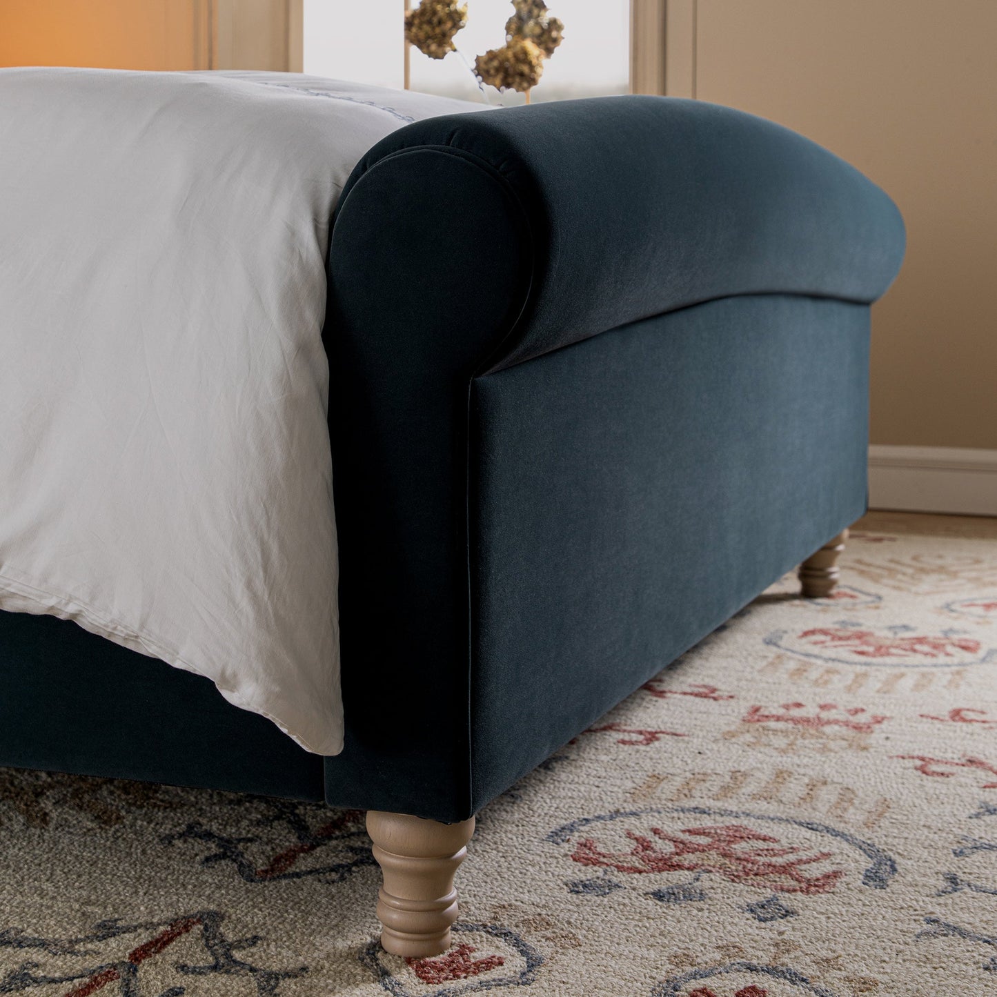 Lit traîneau ottoman Porchester avec rangement, velours bleu égéen