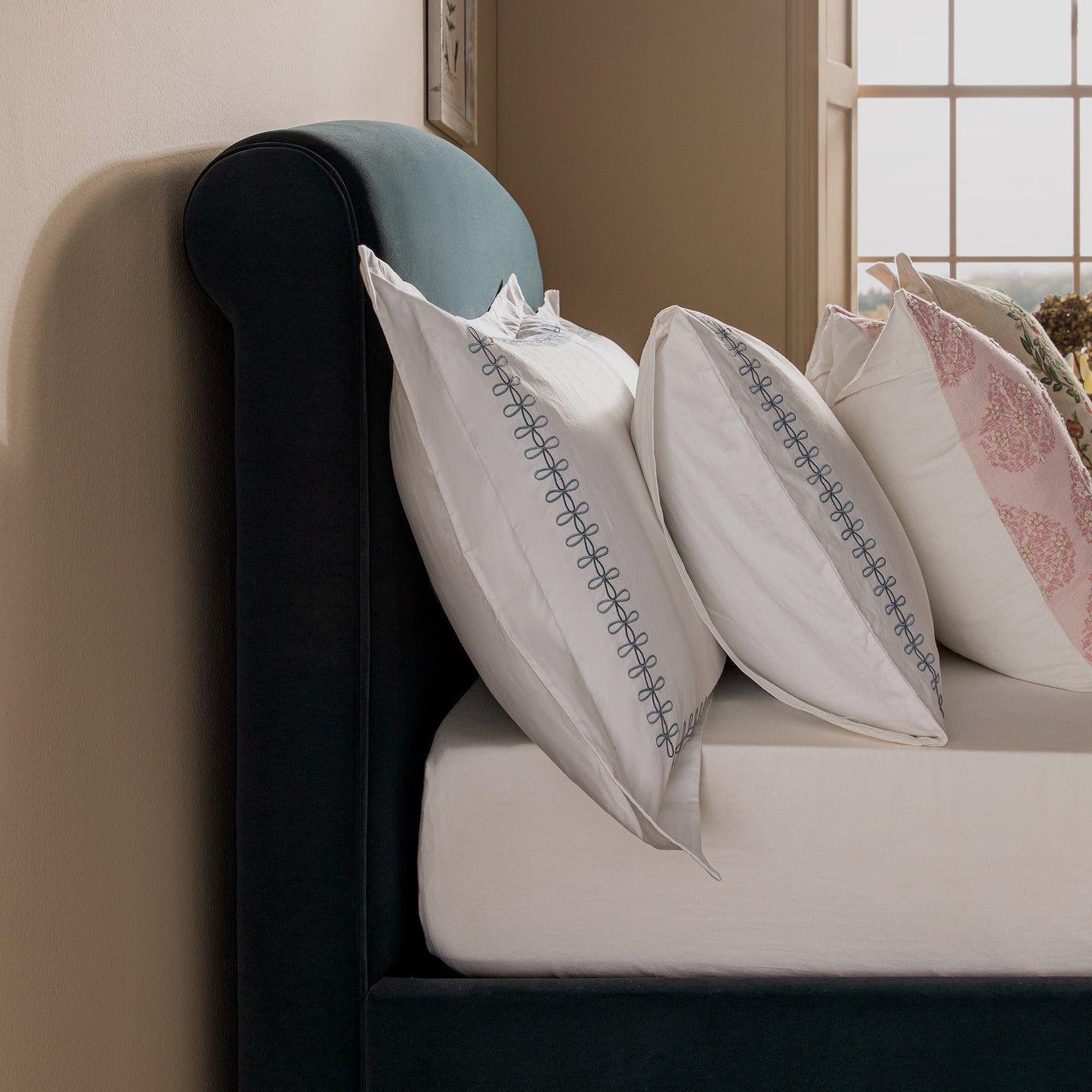 Lit traîneau ottoman Porchester avec rangement, velours bleu égéen