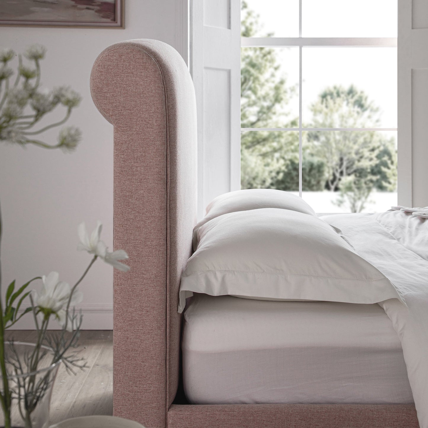 Lit traîneau avec rangement ottoman Porchester, tissu rose eau de rose