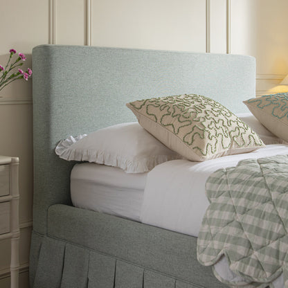 Lit ottoman de rangement à plis creux Egerton, tissu brossé bleu pâle