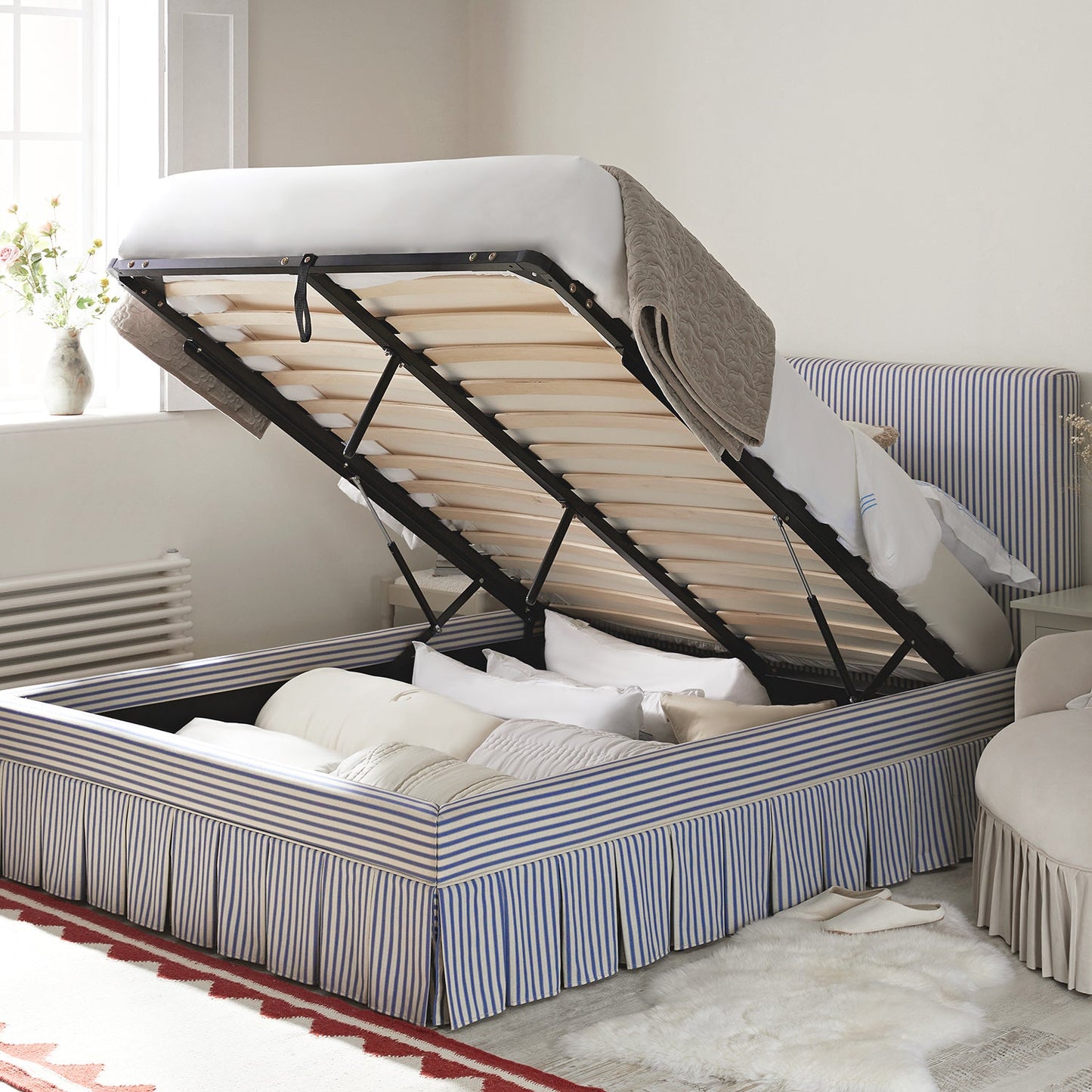 Lit ottoman de rangement à plis creux Egerton, lin rayé bleu