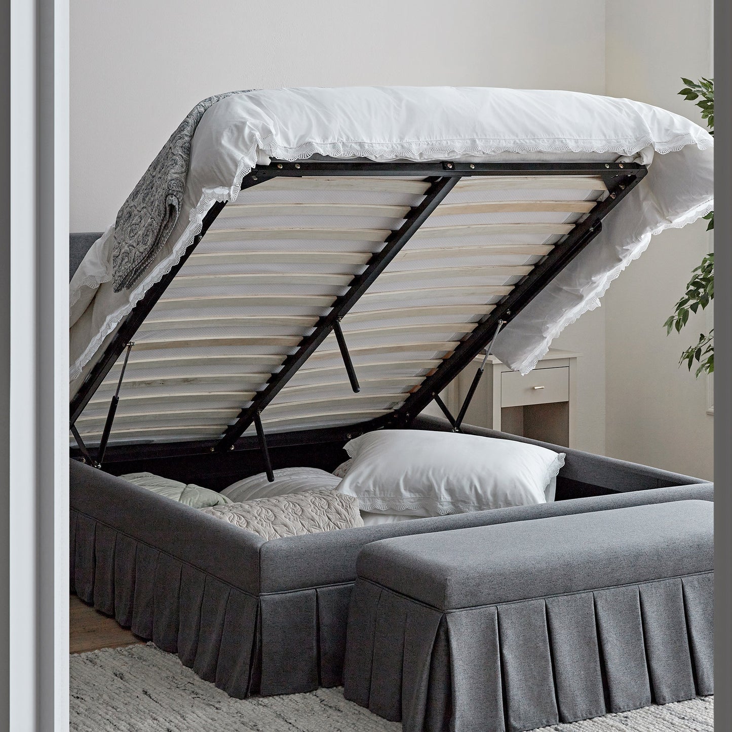 Lit ottoman de rangement à plis creux Egerton, tissu brossé anthracite