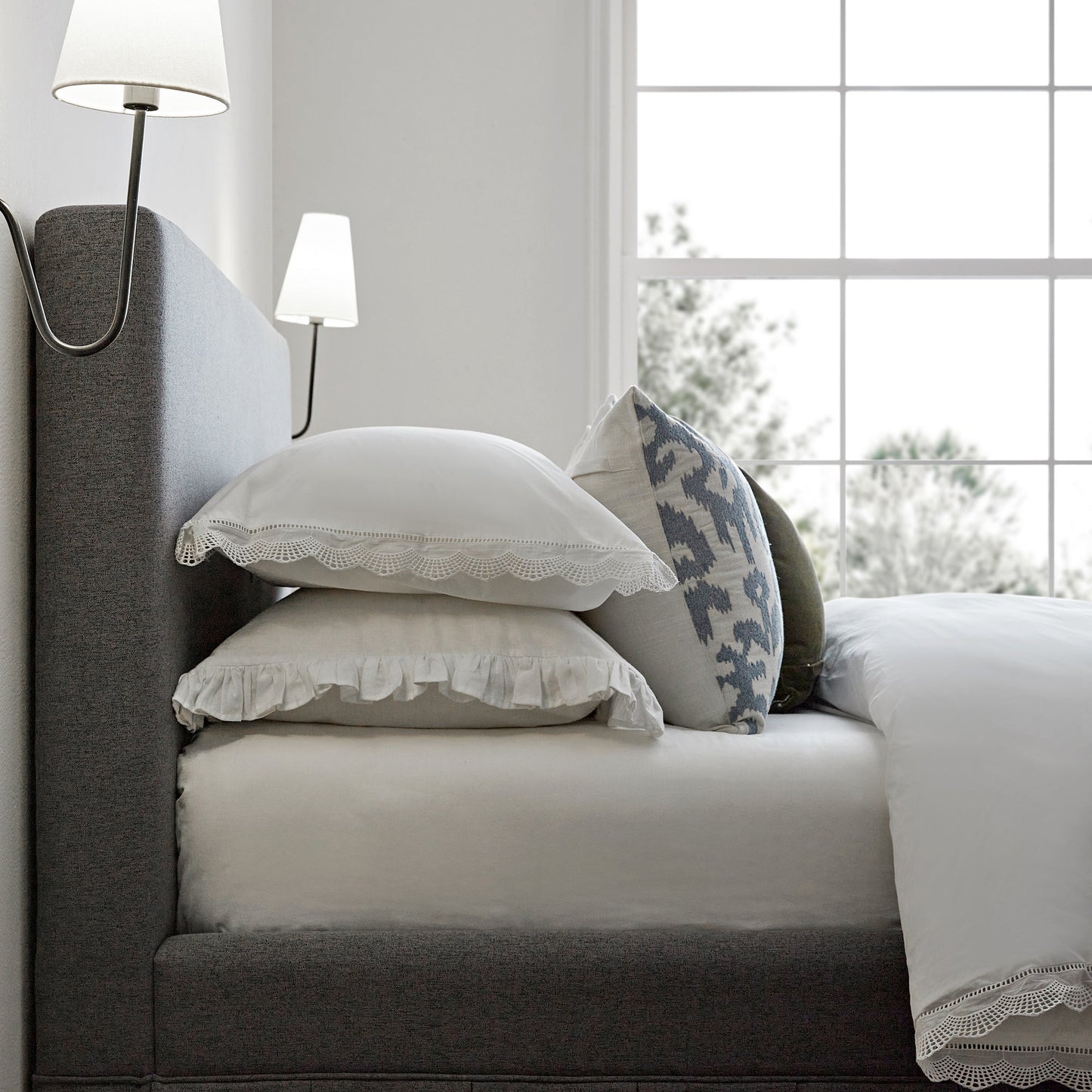 Lit ottoman de rangement à plis creux Egerton, tissu brossé anthracite