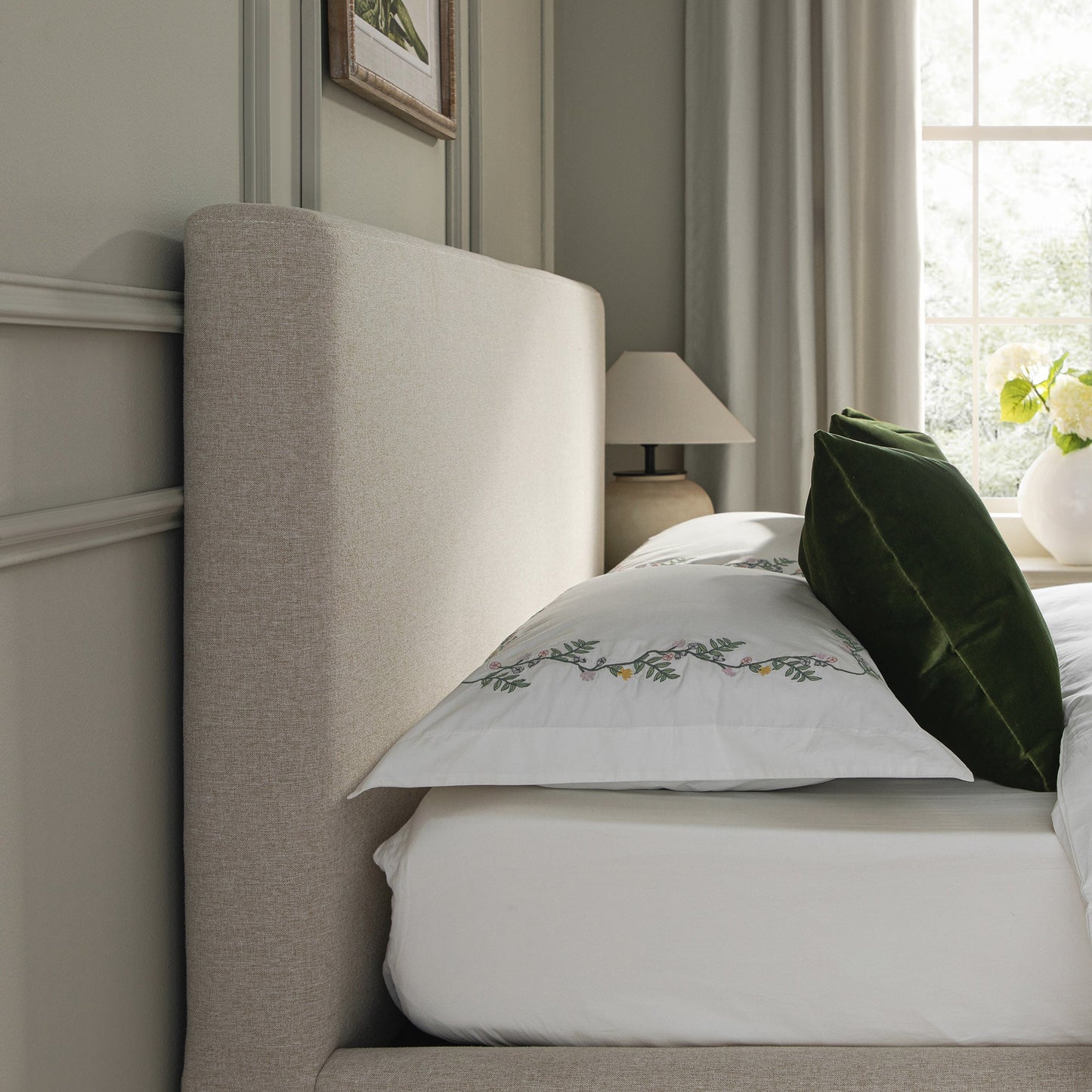 Lit ottoman de rangement à plis creux Egerton, tissu brossé avoine