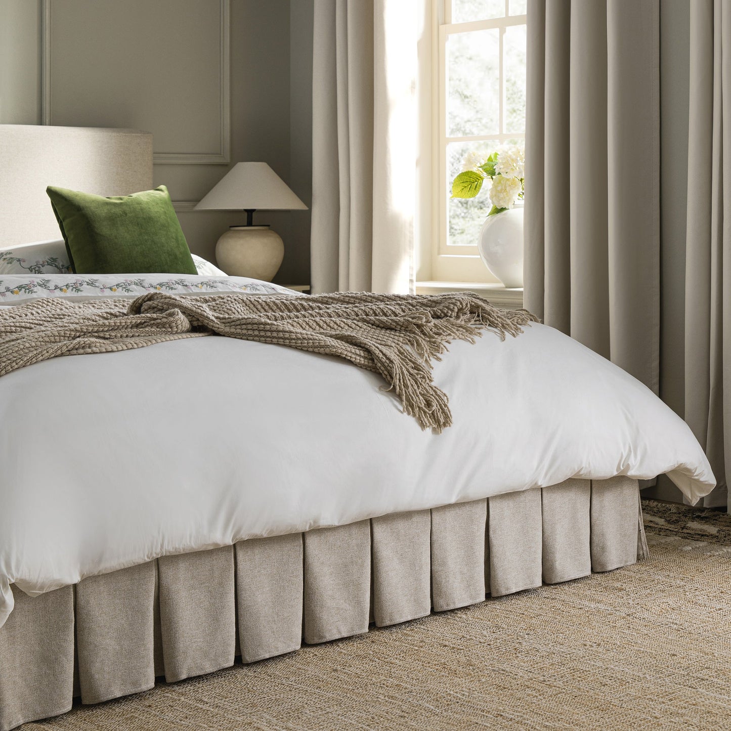 Lit ottoman de rangement à plis creux Egerton, tissu brossé avoine