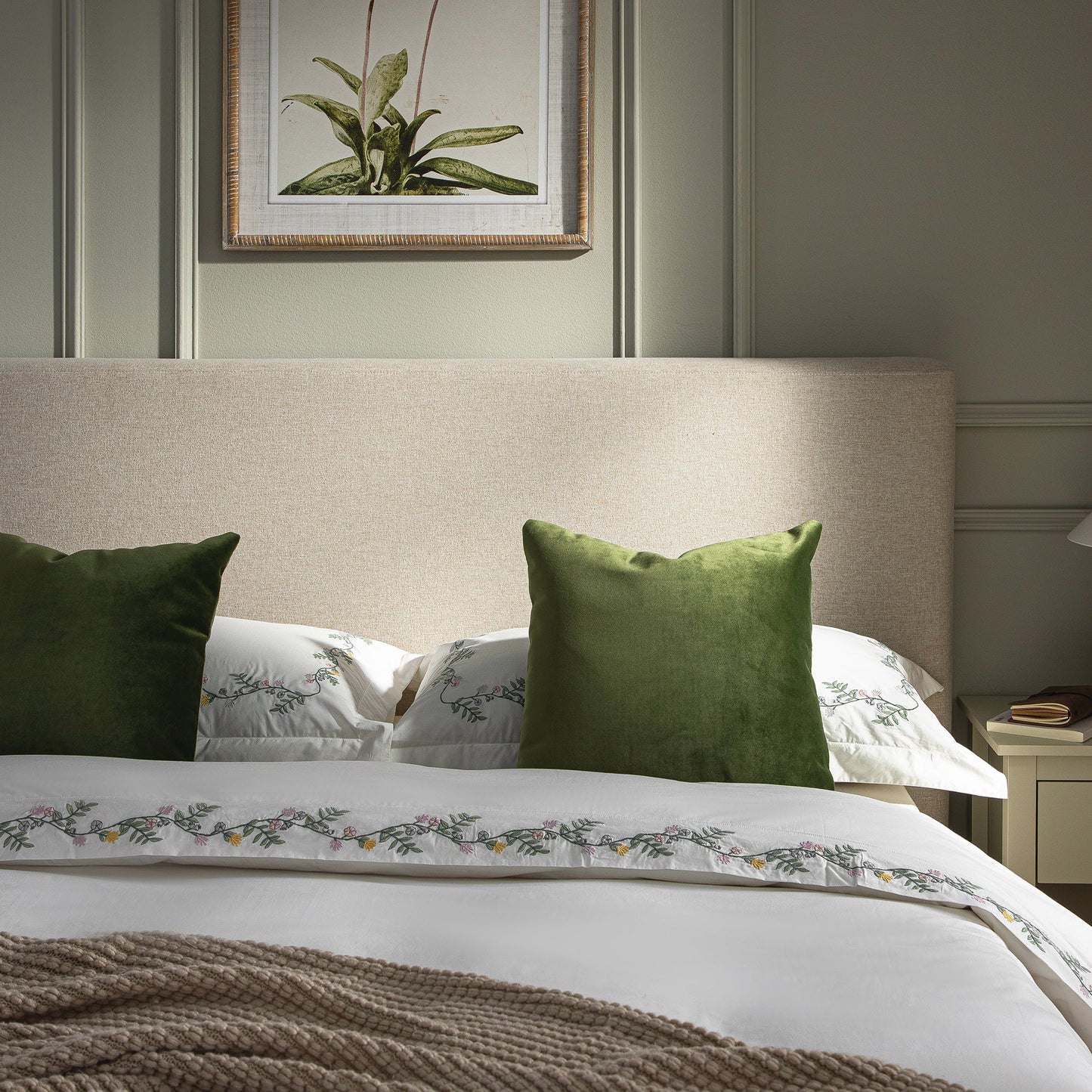 Lit ottoman de rangement à plis creux Egerton, tissu brossé avoine