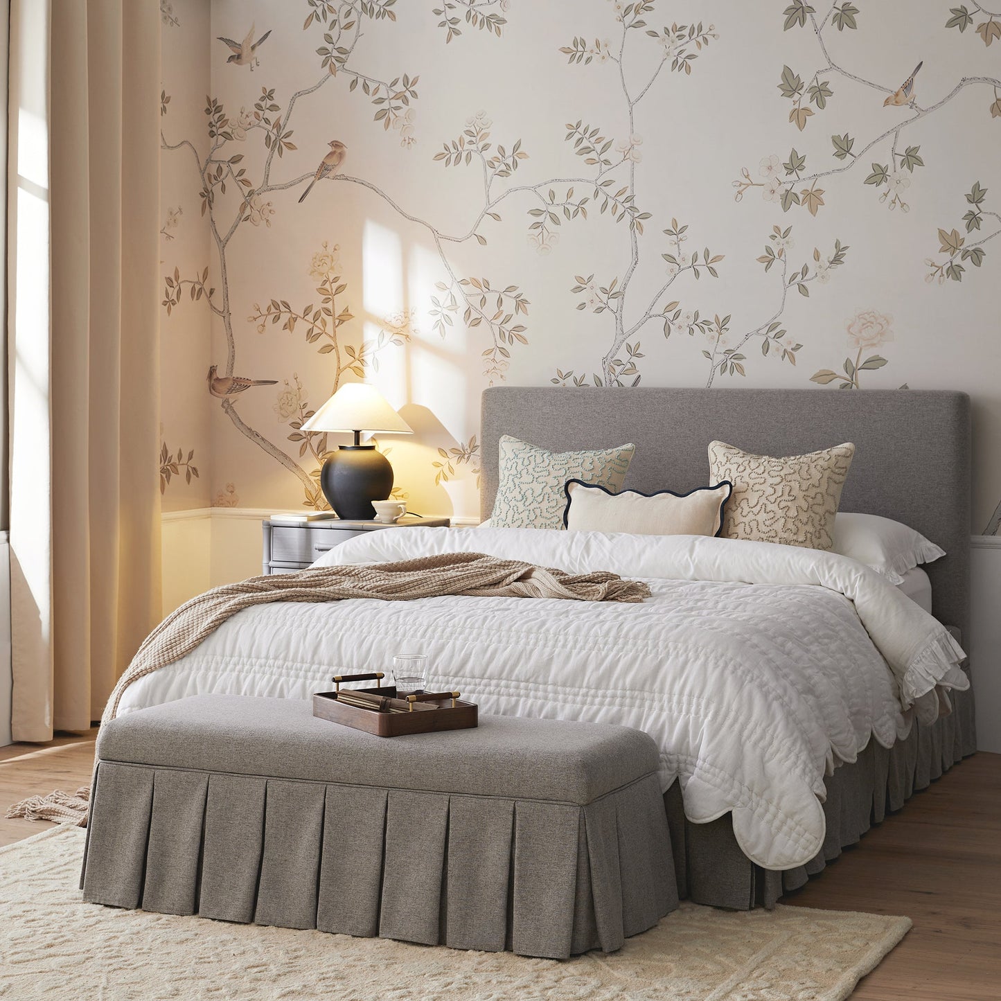 Lit ottoman de rangement à plis creux Egerton, tissu brossé pierre