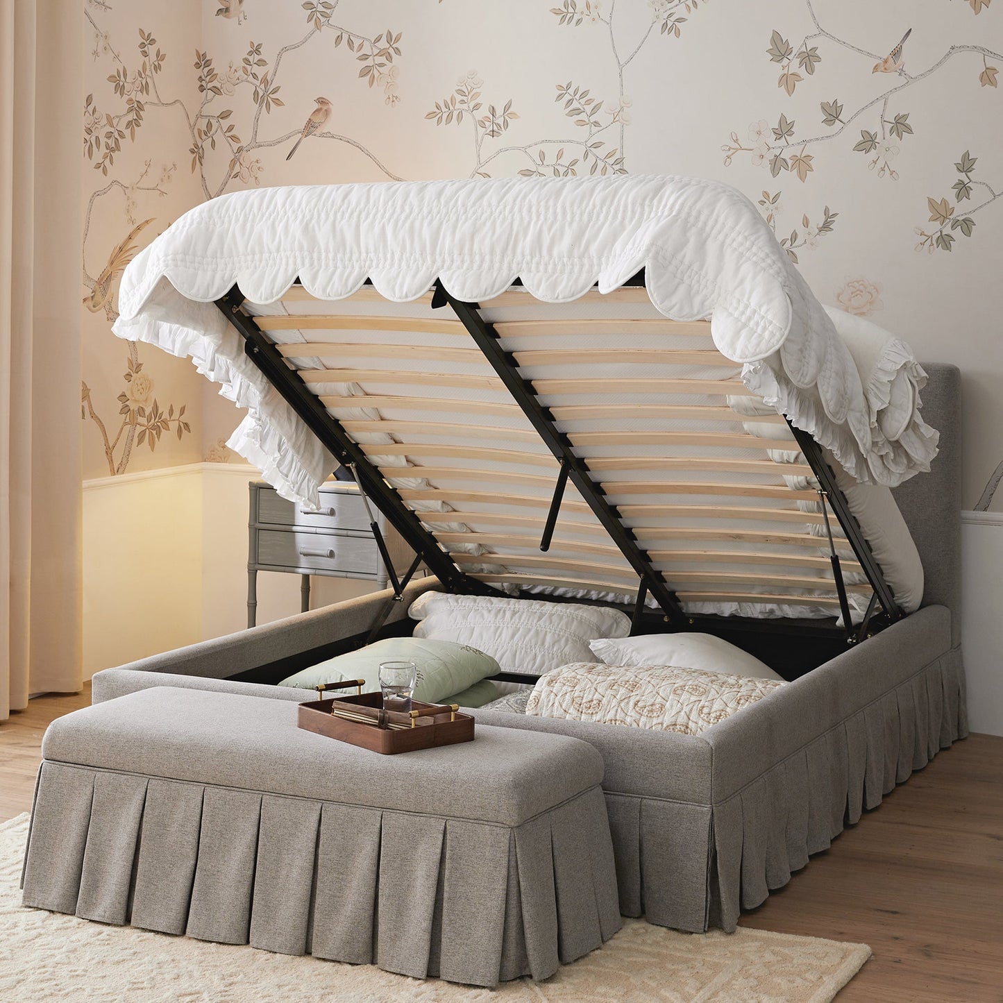 Lit ottoman de rangement à plis creux Egerton, tissu brossé pierre