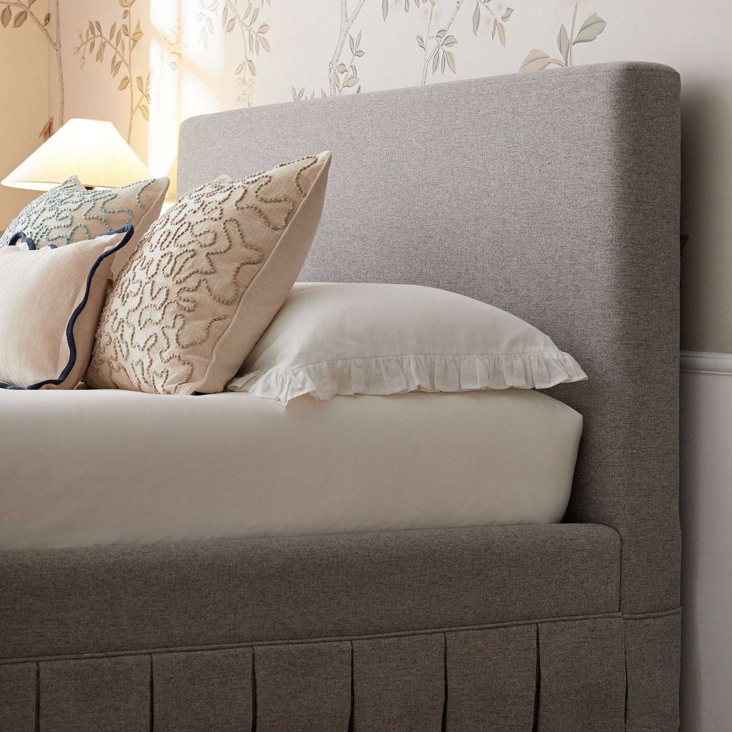 Lit ottoman de rangement à plis creux Egerton, tissu brossé pierre