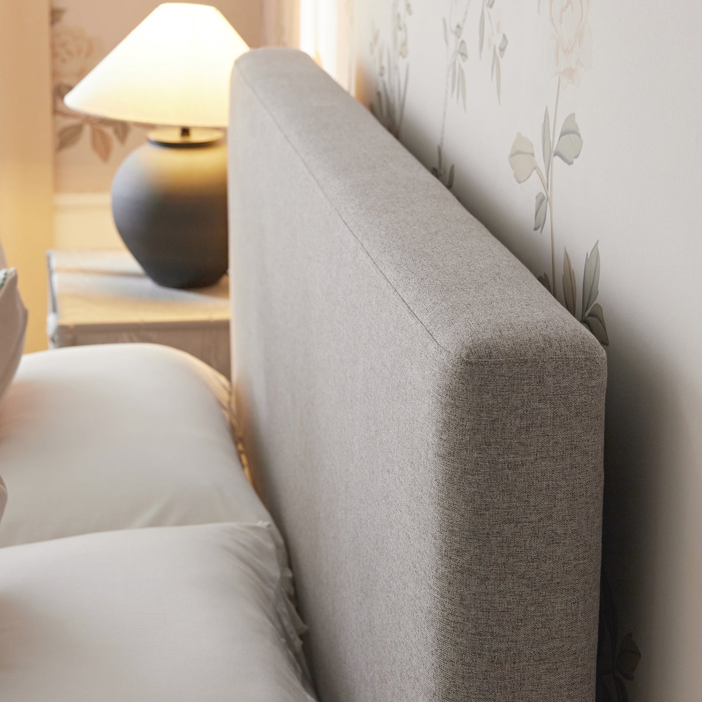 Lit ottoman de rangement à plis creux Egerton, tissu brossé pierre